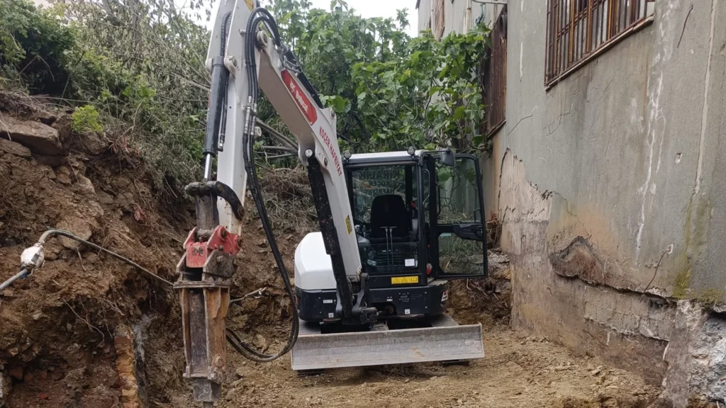 Koçer Hafriyat yıkım ve moloz temizleme hizmeti – mini ekskavatör ile bina yıkımı