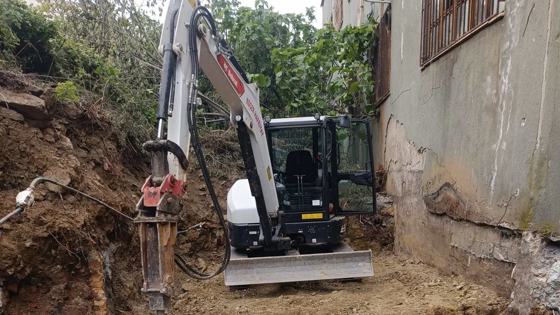 Koçer Hafriyat yıkım ve moloz temizleme hizmeti – mini ekskavatör ile bina yıkımı